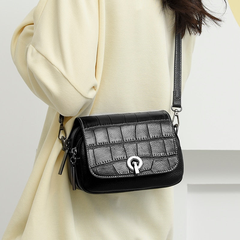 Accessoire femme : petit sac bandoulière noir en cuir pour un style urbain sophistiqué