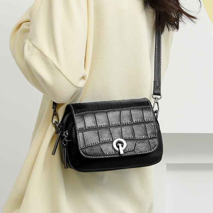 Accessoire femme : petit sac bandoulière noir en cuir pour un style urbain sophistiqué