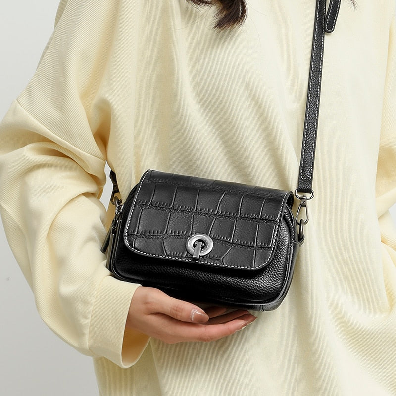 Sac élégant noir pour femmes, bandoulière discrète, format compact, cuir durable