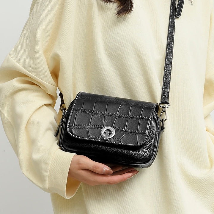 Sac élégant noir pour femmes, bandoulière discrète, format compact, cuir durable
