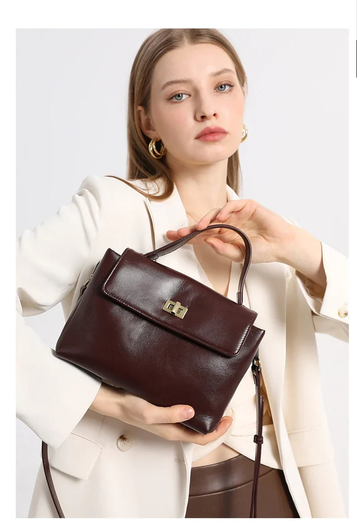 Petit sac cabas chic pour femme en cuir synthétique noir, élégant et polyvalent au quotidien.