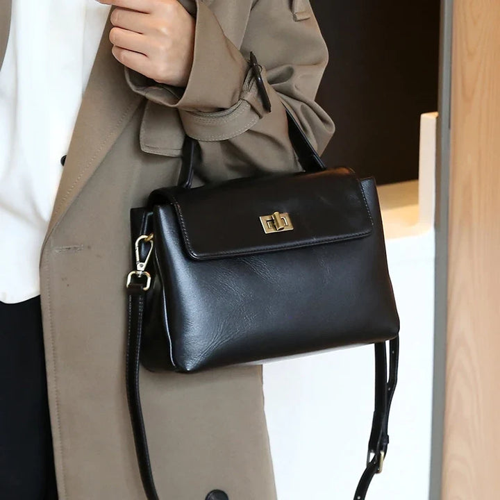 Sac femme élégant couleur bordeaux foncé, modèle petit cabas, en cuir synthétique, accessoire chic indispensable.