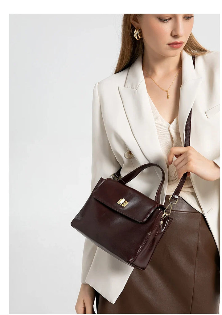 Sac à main femme bordeaux foncé, style cabas, avec bandoulière réglable, accessoire mode chic.