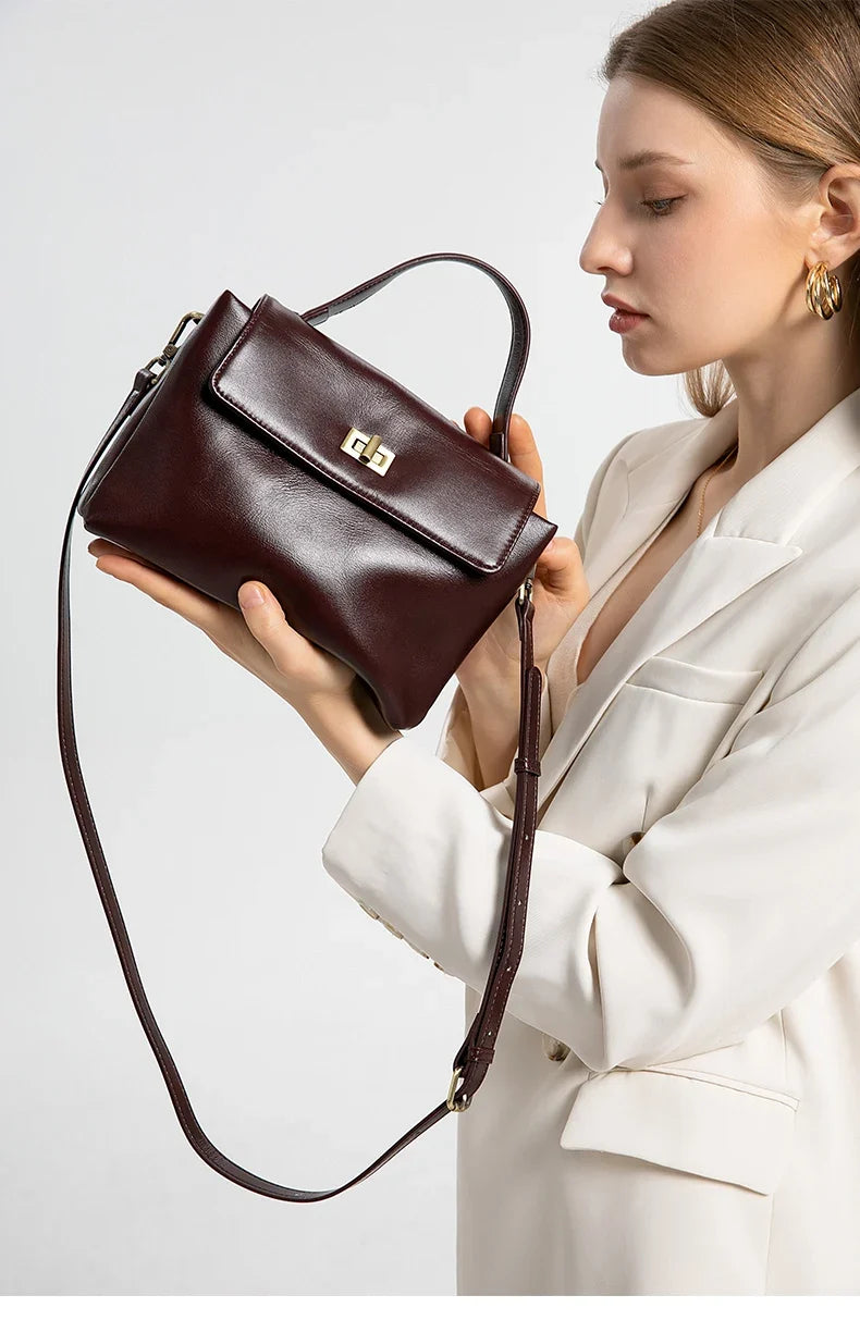 Sac bandoulière camel en cuir synthétique, petit format cabas, idéal pour un look élégant et pratique.