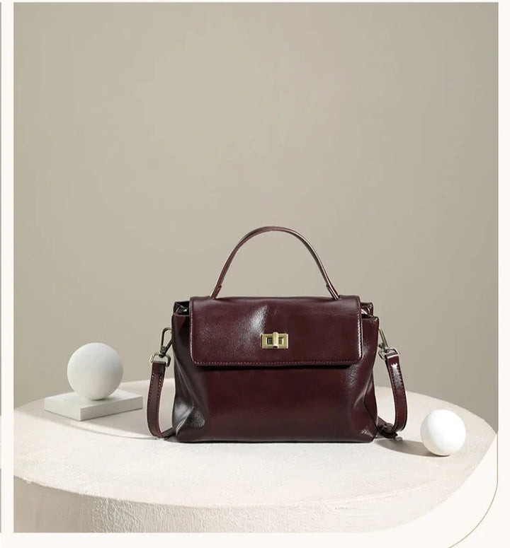 Élégant petit sac cabas marron pour femme, parfait comme sac à main ou en bandoulière, chic.