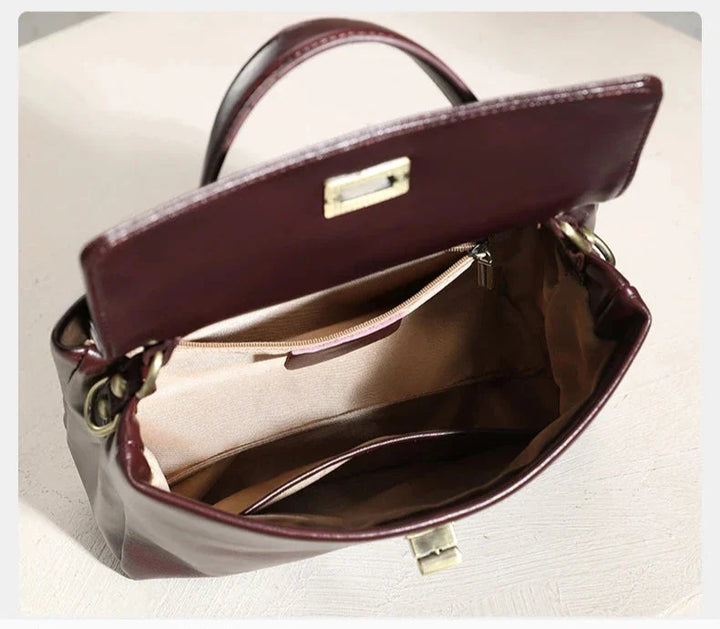 Accessoire mode féminin: sac cabas noir en cuir synthétique, design chic et polyvalent pour toute occasion.