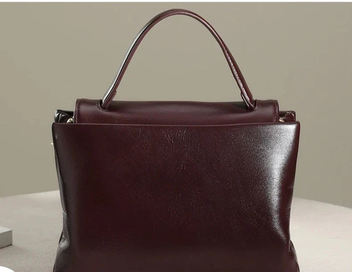 Petit sac femme bordeaux foncé, modèle cabas, avec bandoulière amovible, chic et fonctionnel pour l'élégance.