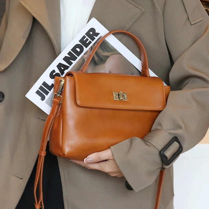 Sac à main chic camel pour femme, petit format cabas, en cuir synthétique, parfait pour l'élégance quotidienne.