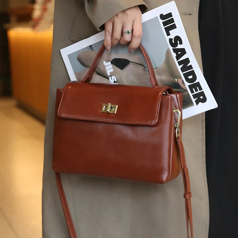 Sac bandoulière noir élégant, type cabas, en cuir synthétique, accessoire mode essentiel pour la femme moderne.