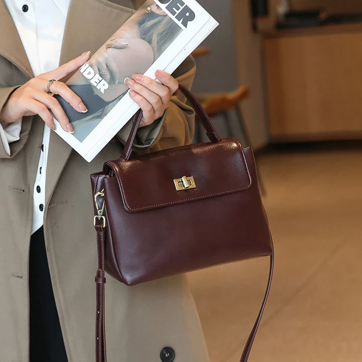 Petit sac cabas polyvalent pour femme, couleur marron, avec option bandoulière, chic et moderne.
