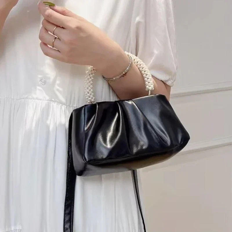 Sac de soirée femme, style pochette en satin brillant avec détails perles, idéal pour un événement.