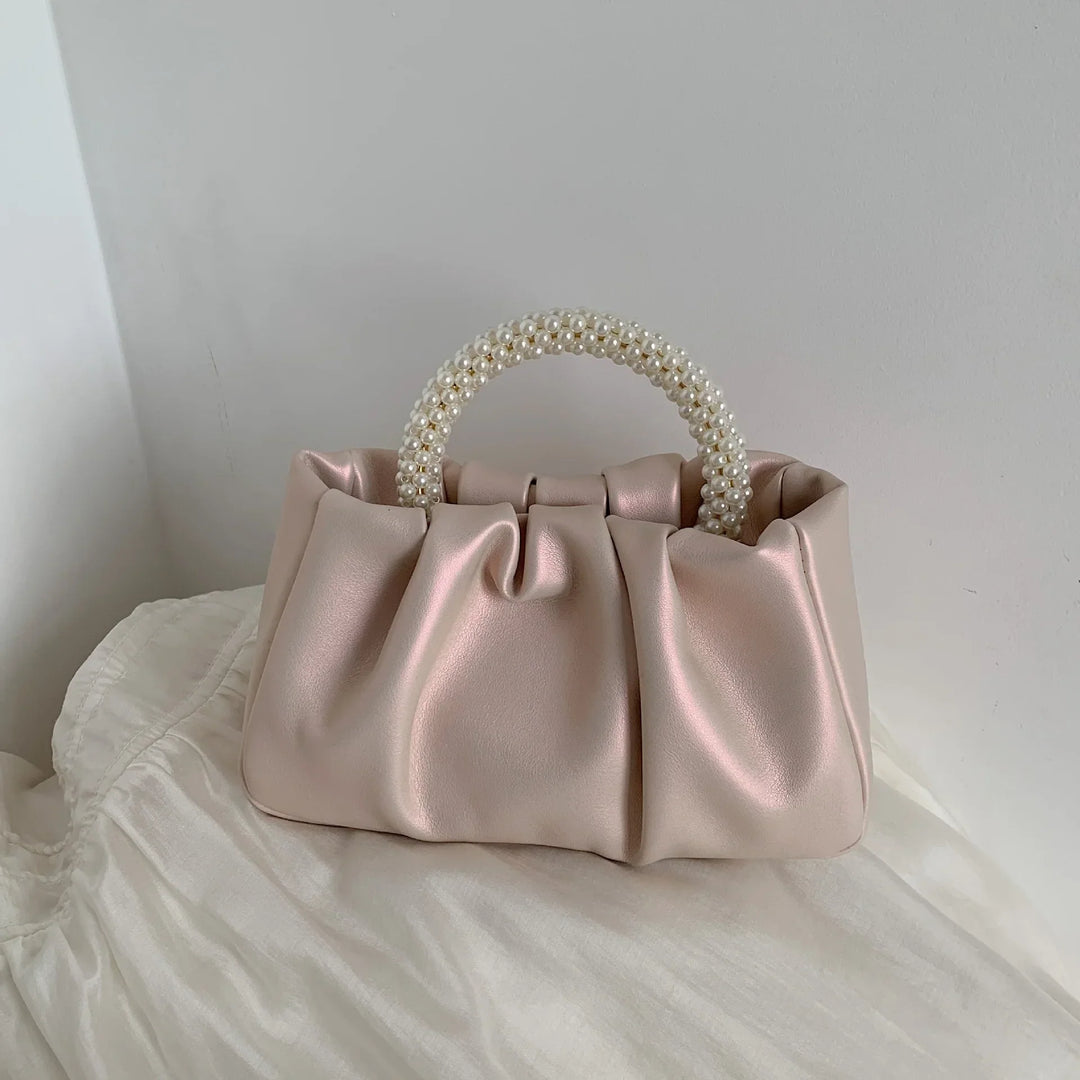 Sac à main femme élégant pour soirée, en satin noir avec bandoulière bijoux et perles.