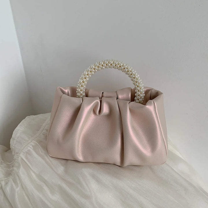 Sac à main femme élégant pour soirée, en satin noir avec bandoulière bijoux et perles.