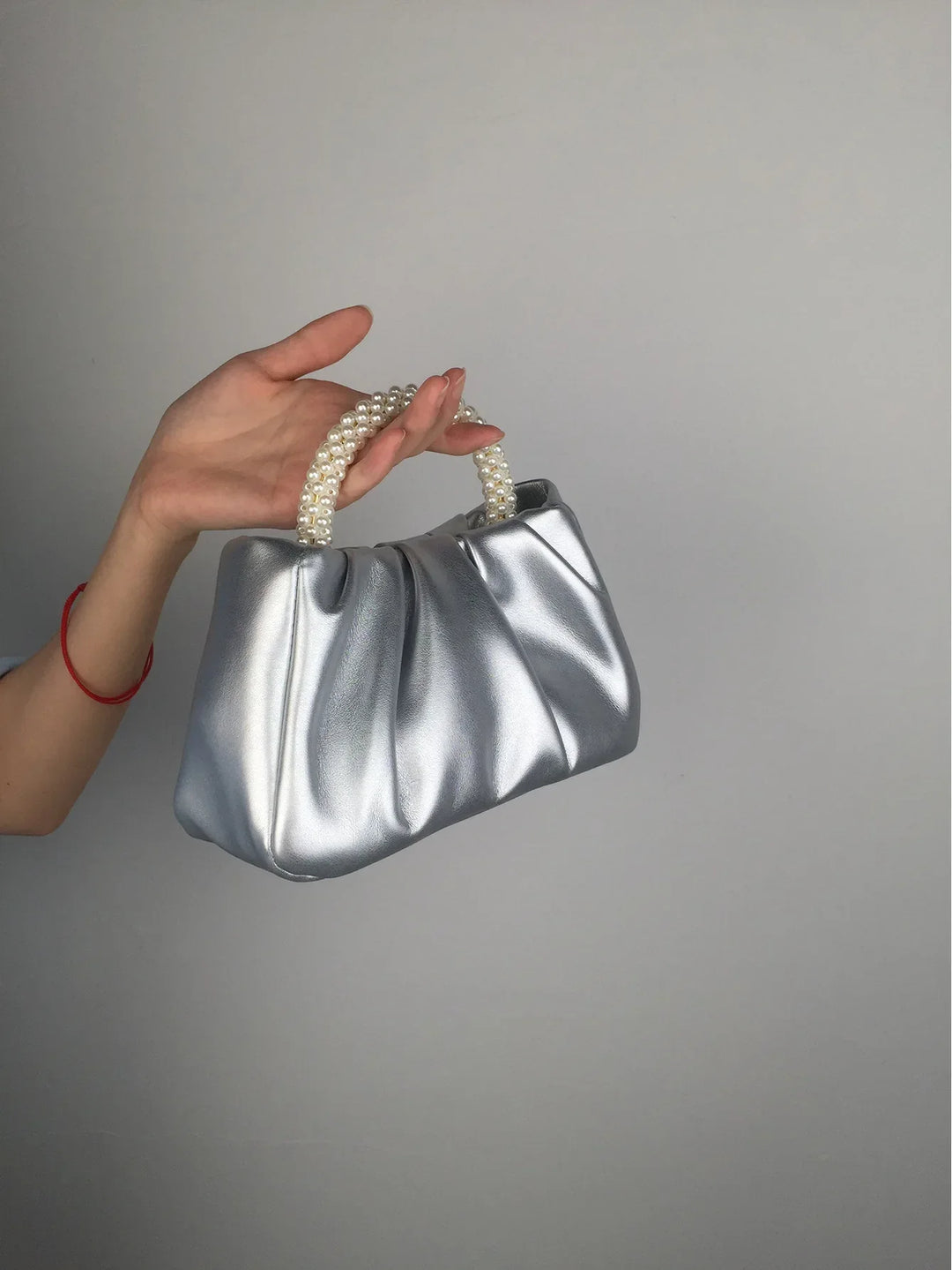 Petit sac féminin en satin pour cérémonie, avec un motif perlé complexe, très élégant.