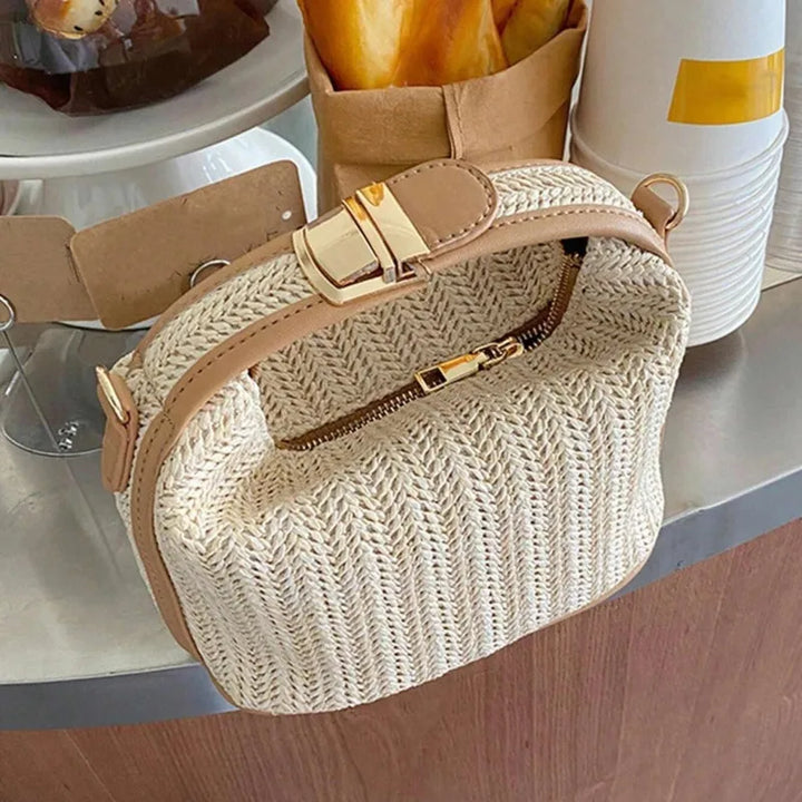 Petit sac en paille beige pour femmes, style bohème chic, parfait pour l'été.