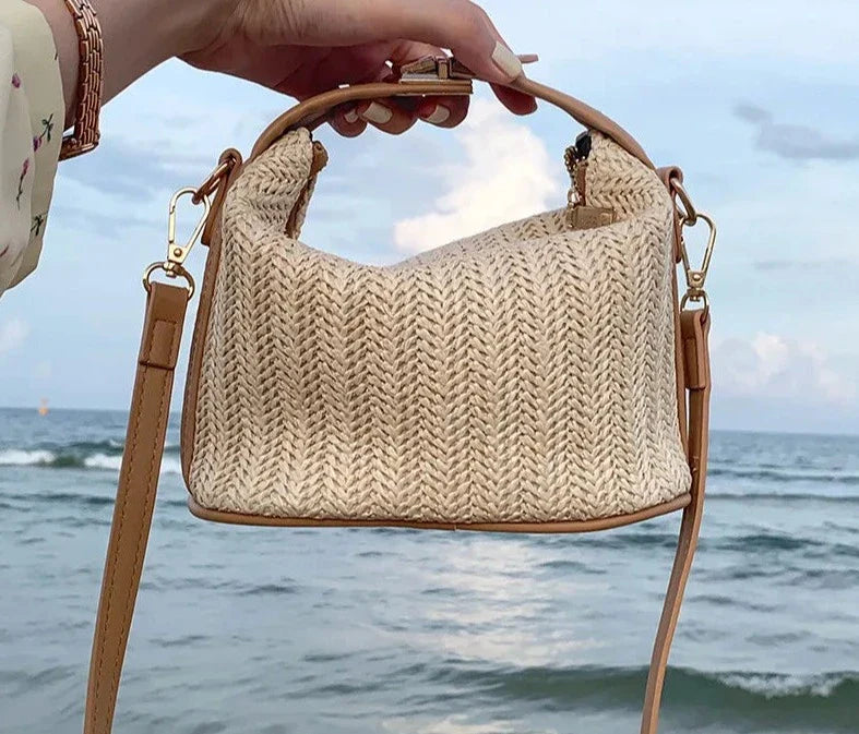 Sac à bandoulière léger en paille tressée, accessoire tendance pour femme.