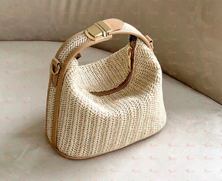 Sac d'été pour femme en paille, petit format, élégance bohème décontractée.