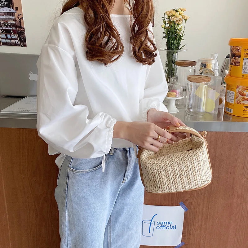 Mini sac à main en paille beige, idéal pour les sorties estivales, touche chic.