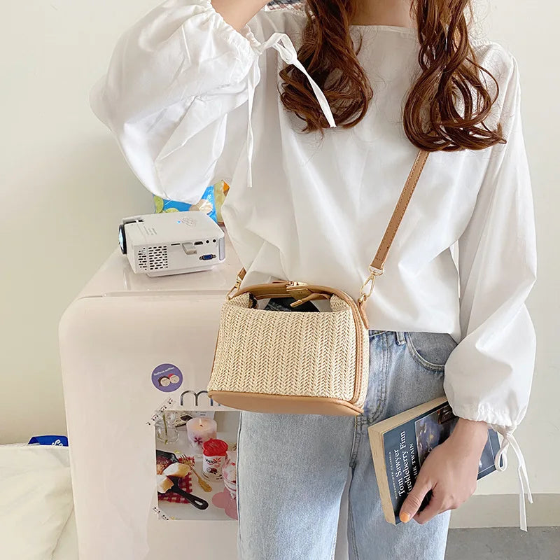 Accessoire mode femme: petit sac en paille, léger, esprit bohème, bandoulière.