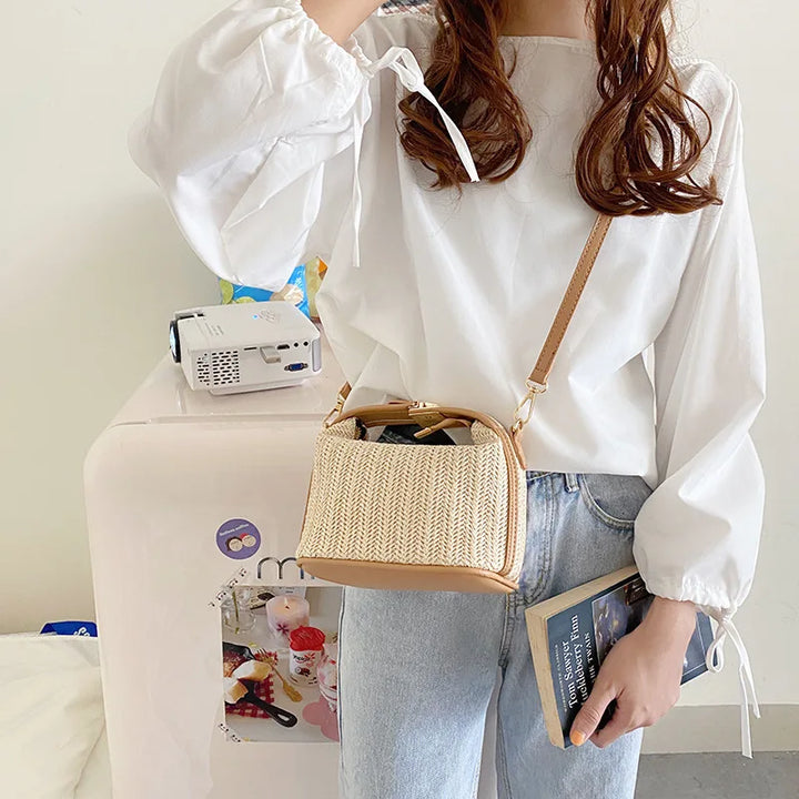Accessoire mode femme: petit sac en paille, léger, esprit bohème, bandoulière.