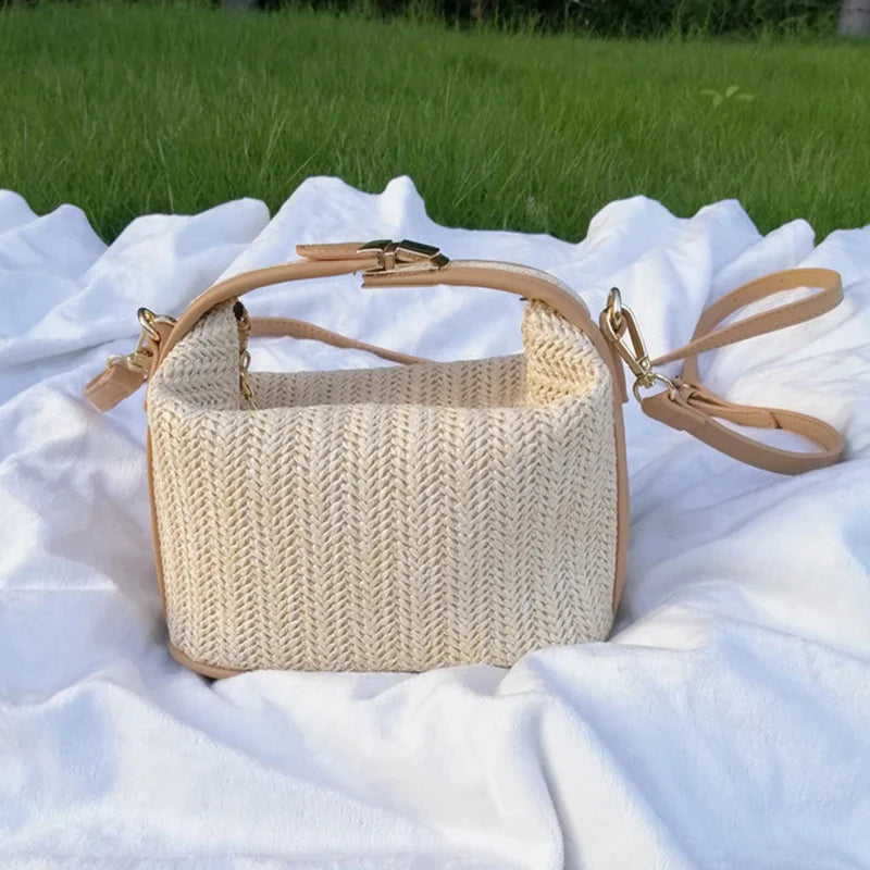 Sac tendance en paille pour femme, couleur beige naturelle, style estival et chic.