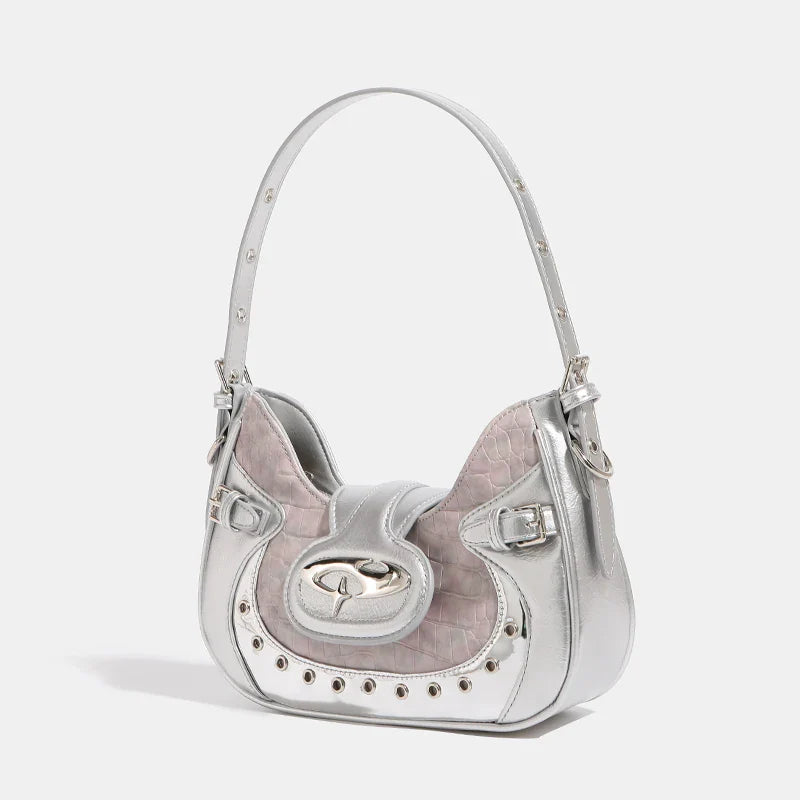 Petit sac hobo argenté effet miroir pour femme, bandoulière discrète, idéal soirée chic et accessoire mode.