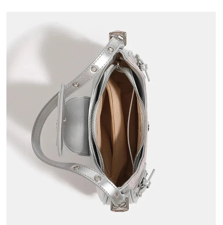 Sac argenté brillant en cuir PU, format petit hobo, élégant pour femme, ajoute une touche chic à la tenue.