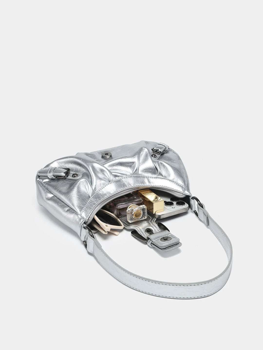 Accessoire mode: Petit sac à main argenté brillant pour femme, compact et élégant. Parfait pour les soirées chic.