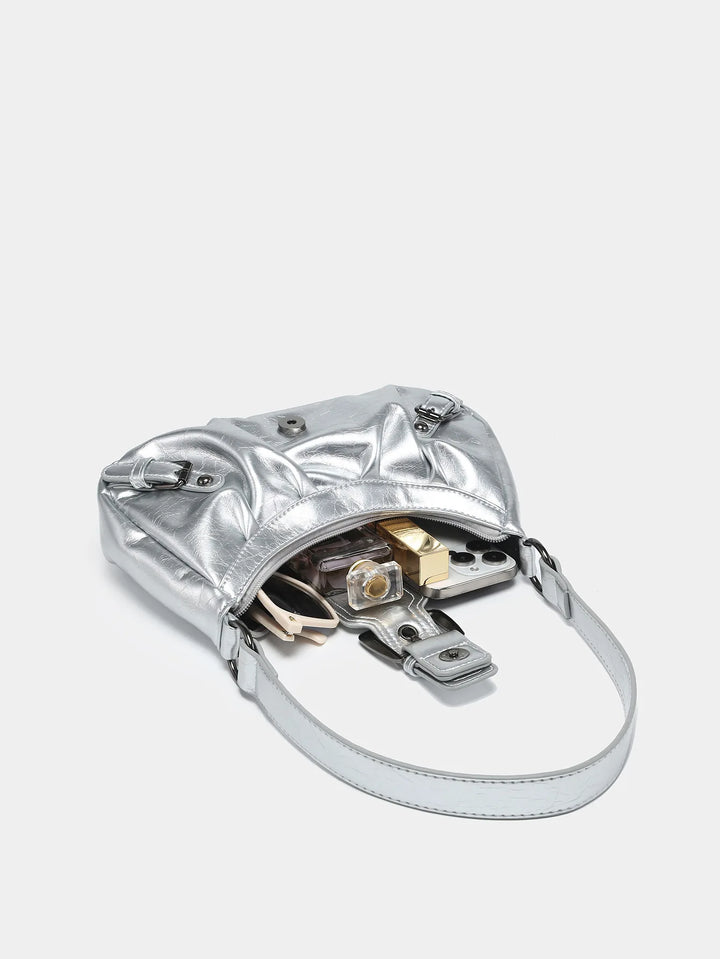 Accessoire mode: Petit sac à main argenté brillant pour femme, compact et élégant. Parfait pour les soirées chic.