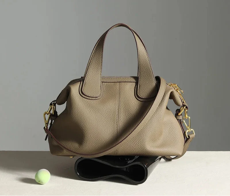 Petit sac à main chic pour femme, en cuir fendu gris beige, avec bandoulière réglable, style mode.