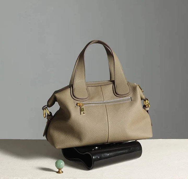 Sac bandoulière pratique femme, petit et élégant, en cuir fendu gris beige, pour vos essentiels.