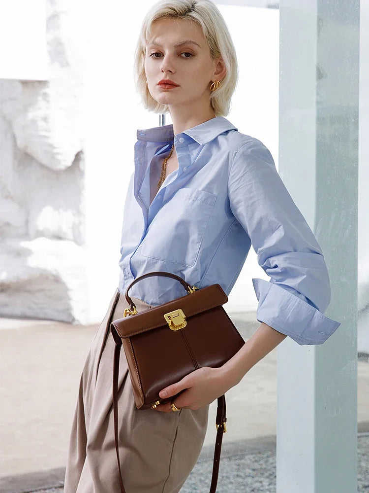 Petit sac à main noir en similicuir lisse, accessoire élégant et pratique