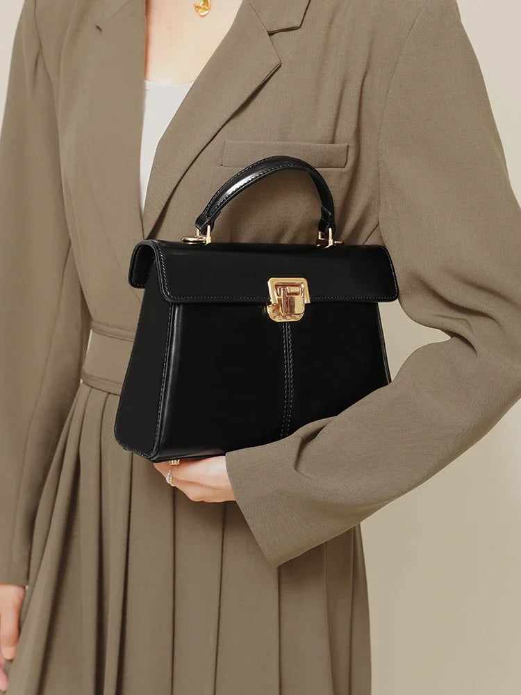 Petit sac bandoulière noir, style chic et intemporel pour femme moderne