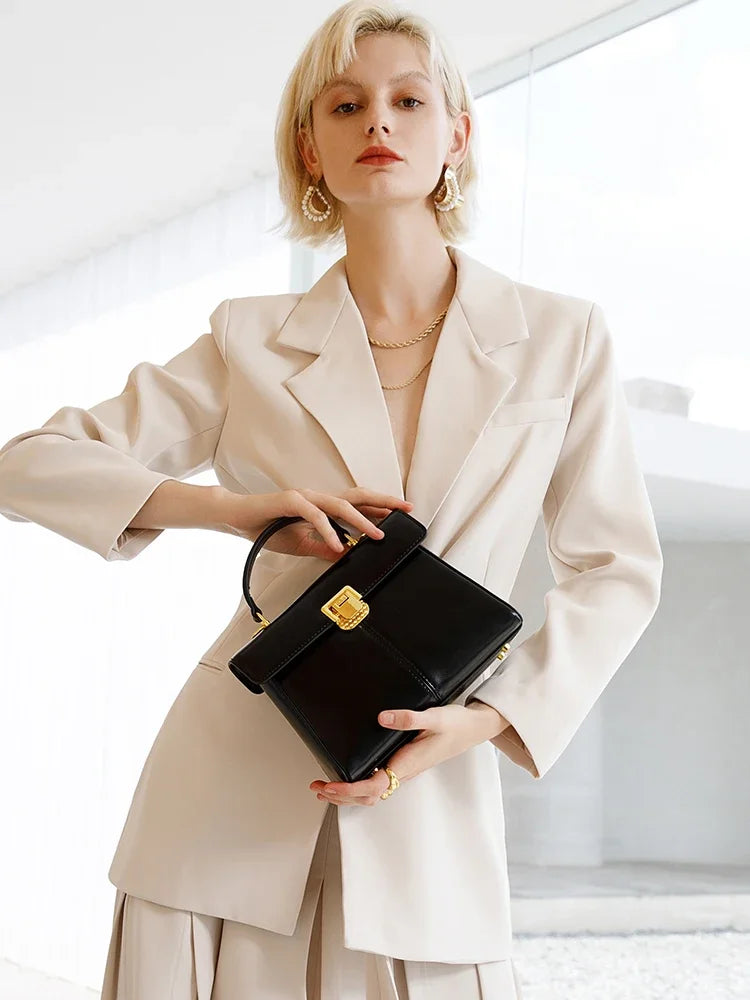 Sac à main carré chic pour femmes, disponible en noir et marron, accessoire mode