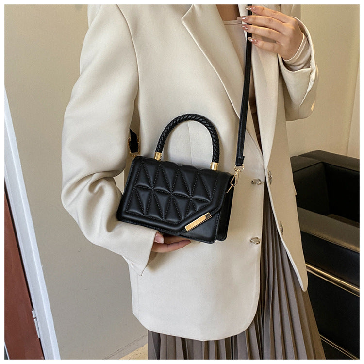 Petit sac à main carré noir élégant en cuir synthétique avec bandoulière, parfait pour femme au quotidien.
