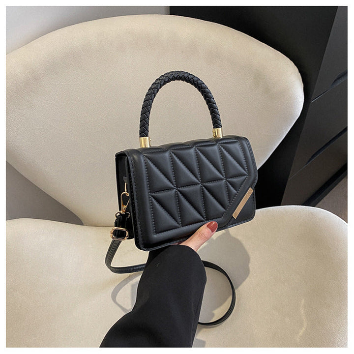 Sac à main carré noir chic pour femme, en cuir synthétique, un accessoire mode idéal pour toutes occasions.