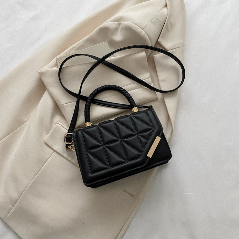 Sac bandoulière carré noir en cuir synthétique pour femme, un design élégant et moderne, pratique et chic.