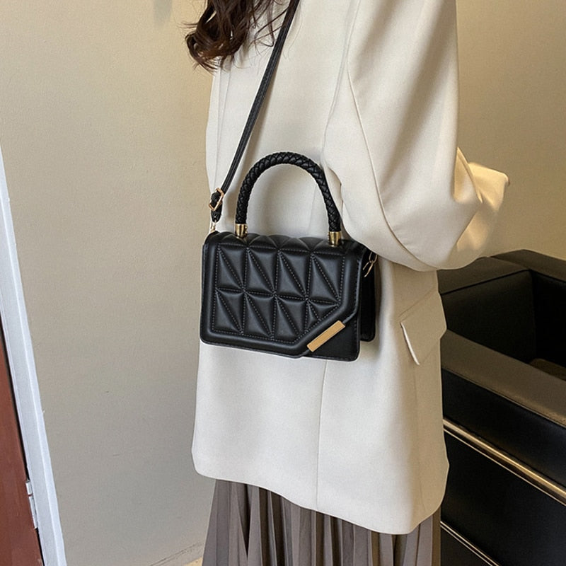 Découvrez ce petit sac à main noir carré très tendance pour femme, en cuir synthétique, un accessoire mode.