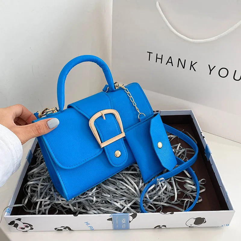 Petit sac à main femme avec détails dorés, élégant et moderne.