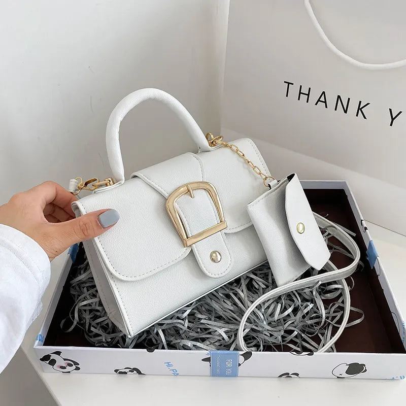 Accessoire de mode femme: sac à main compact en similicuir, style intemporel.