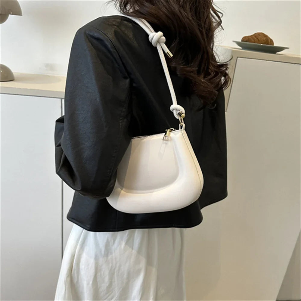Accessoire d'été chic : petit sac à main coloré en similicuir pour femme, avec bandoulière réglable.