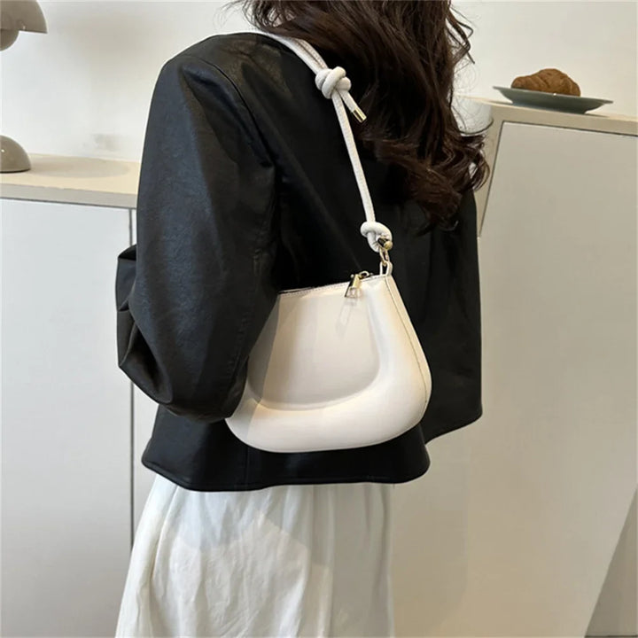 Accessoire d'été chic : petit sac à main coloré en similicuir pour femme, avec bandoulière réglable.