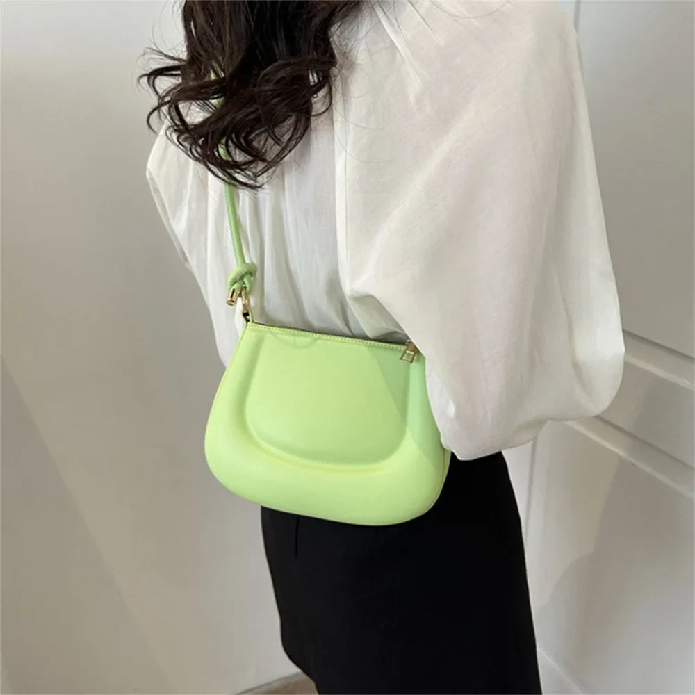Sac d'été tendance pour femme, compact et moderne, idéal pour un look coloré et stylé.
