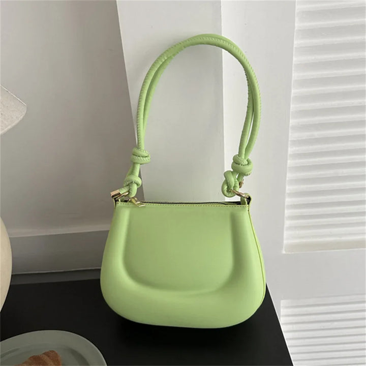 Sac à main femme en similicuir coloré avec bandoulière réglable, accessoire d'été chic et pratique.