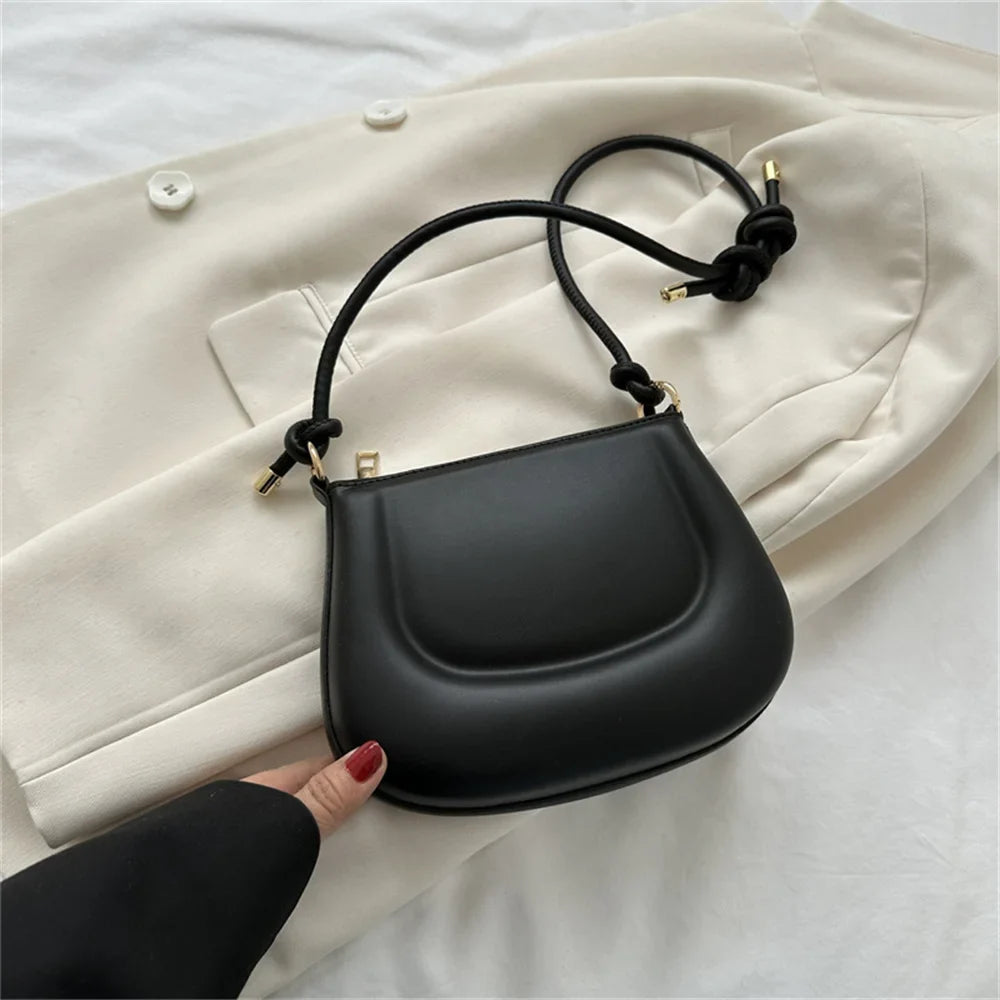 Petit sac d'été chic pour femme, design moderne et couleurs vives, avec bandoulière pratique en similicuir.