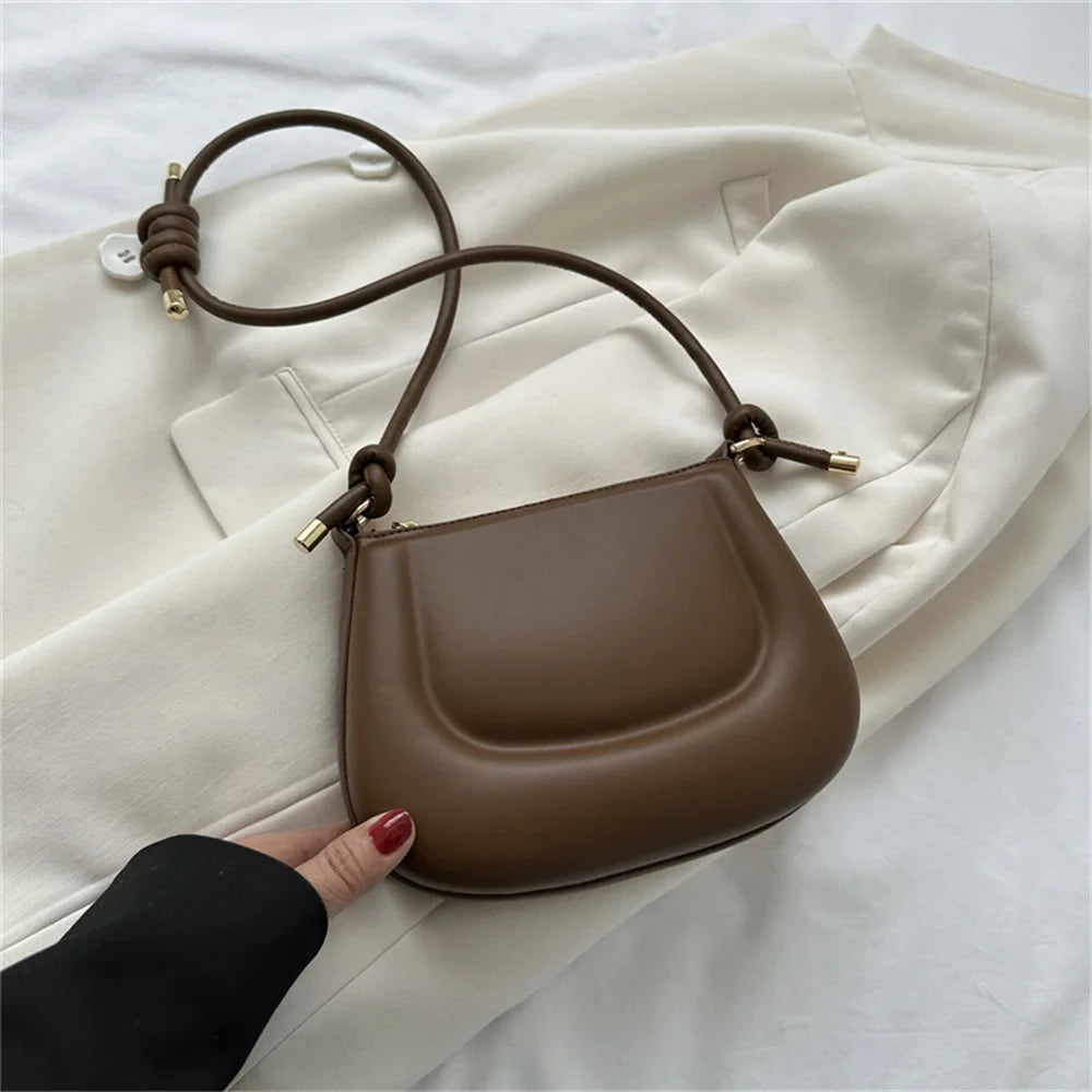 Sac à main coloré en similicuir, idéal comme accessoire tendance pour femme cet été, petit et fonctionnel.
