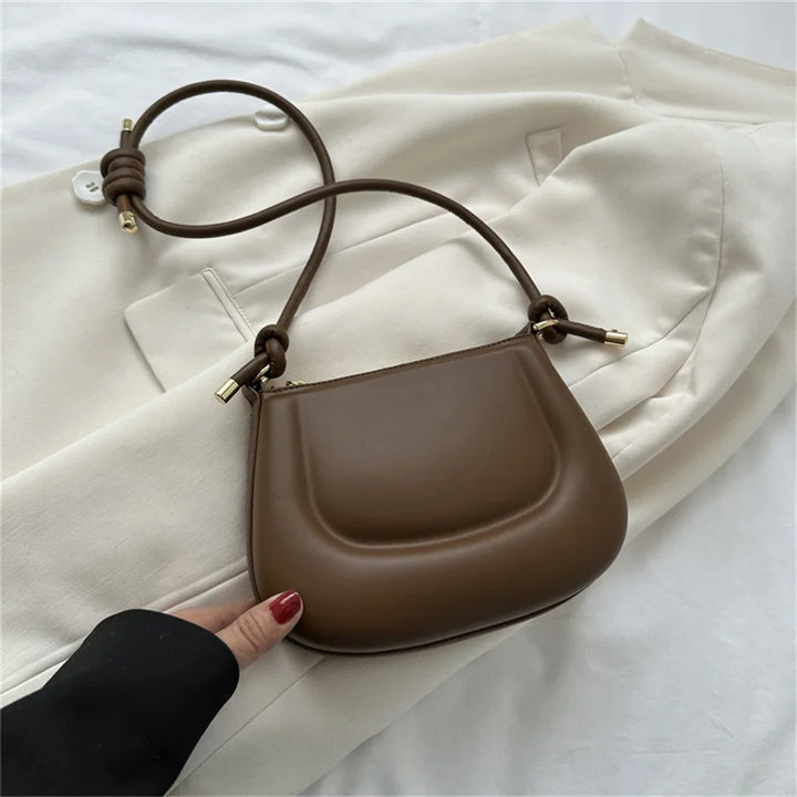 Sac à main coloré en similicuir, idéal comme accessoire tendance pour femme cet été, petit et fonctionnel.