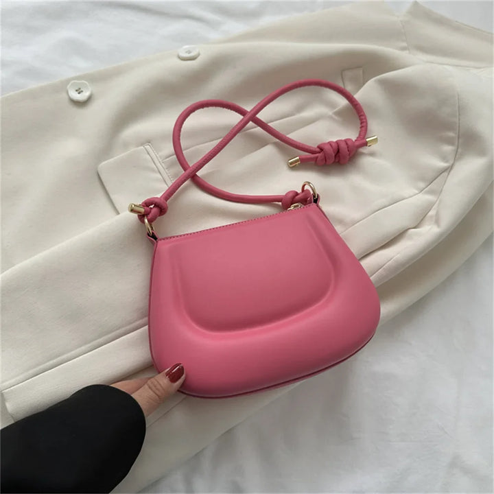Sac femme chic et coloré en similicuir, petit format avec bandoulière réglable, idéal pour l'été.