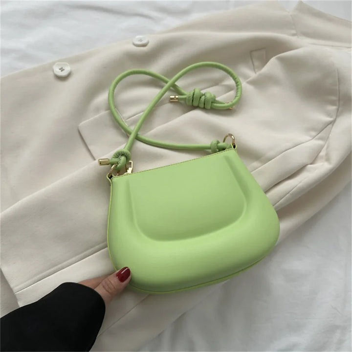 Sac bandoulière femme, petit et chic, en similicuir coloré, parfait pour un style d'été élégant.