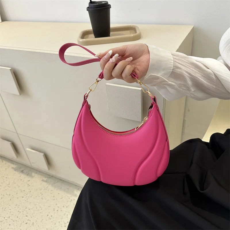 Sac à main demi-lune rose pâle pour femme, un petit sac élégant et moderne en similicuir